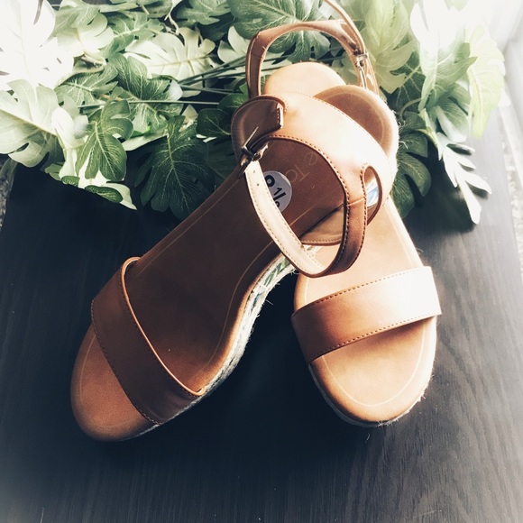 NW Mee Too Platform Sandals - Picture 2 of 8